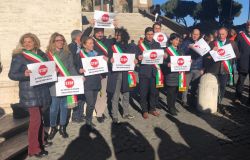 Rifiuti, tutti contro....la Raggi