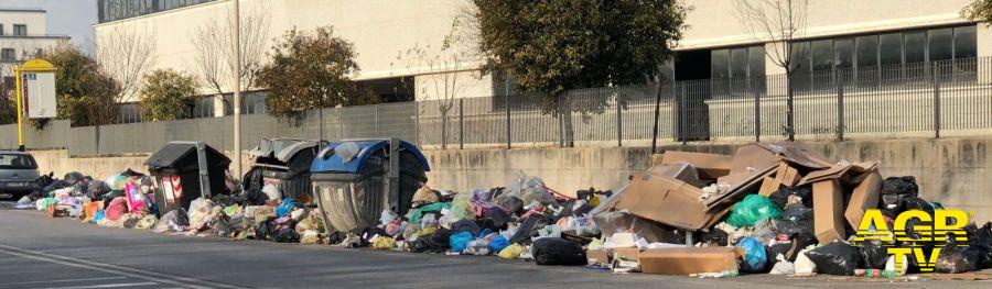 Ostia, bonifica di via dell'Idroscalo da parte dell'AMA Ostia, bonifica di via dell'Idroscalo da parte dell'AMA