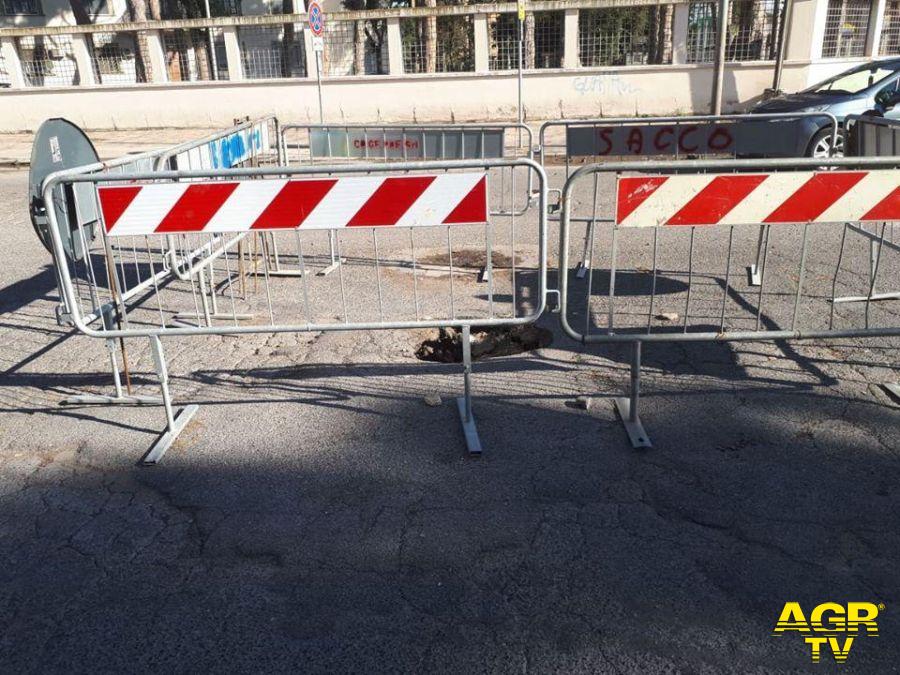 Ostia, strade transennate, ma non partono i lavori di rifacimento dell'asfalto