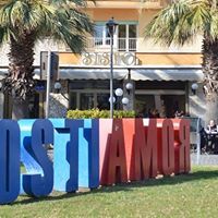 Ostia, sole e sfilata di mascherine per il sabato grasso