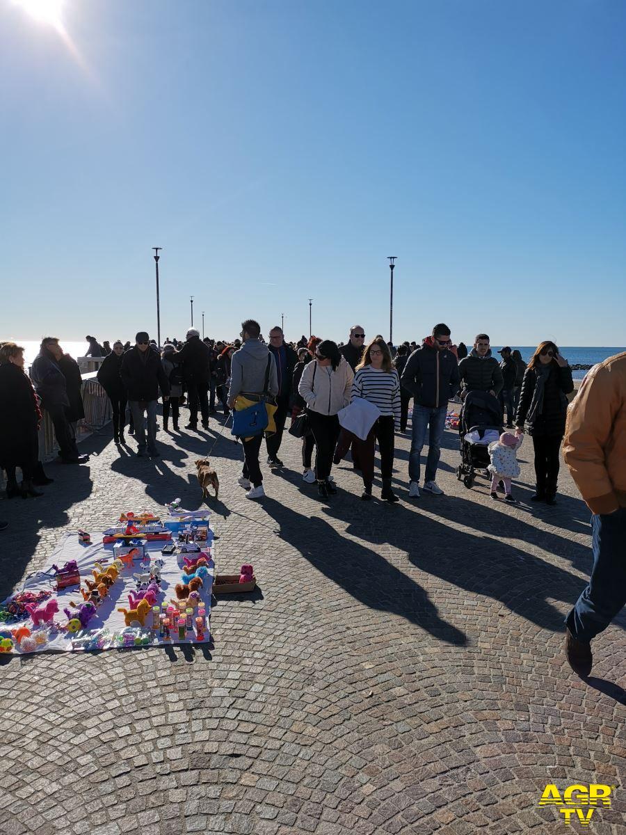 Ostia, sole e sfilata di mascherine per il sabato grasso