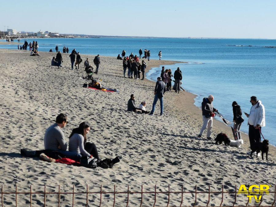 Ostia, sole e sfilata di mascherine per il sabato grasso