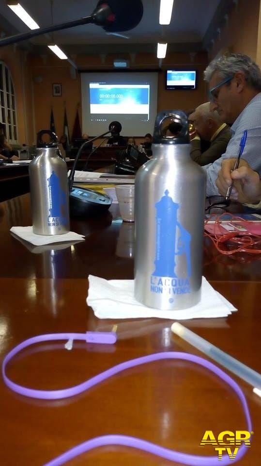 X Municipio bottiglie di alluminio invece di quelle...di plastica X Municipio bottiglie di alluminio invece di quelle...di plastica