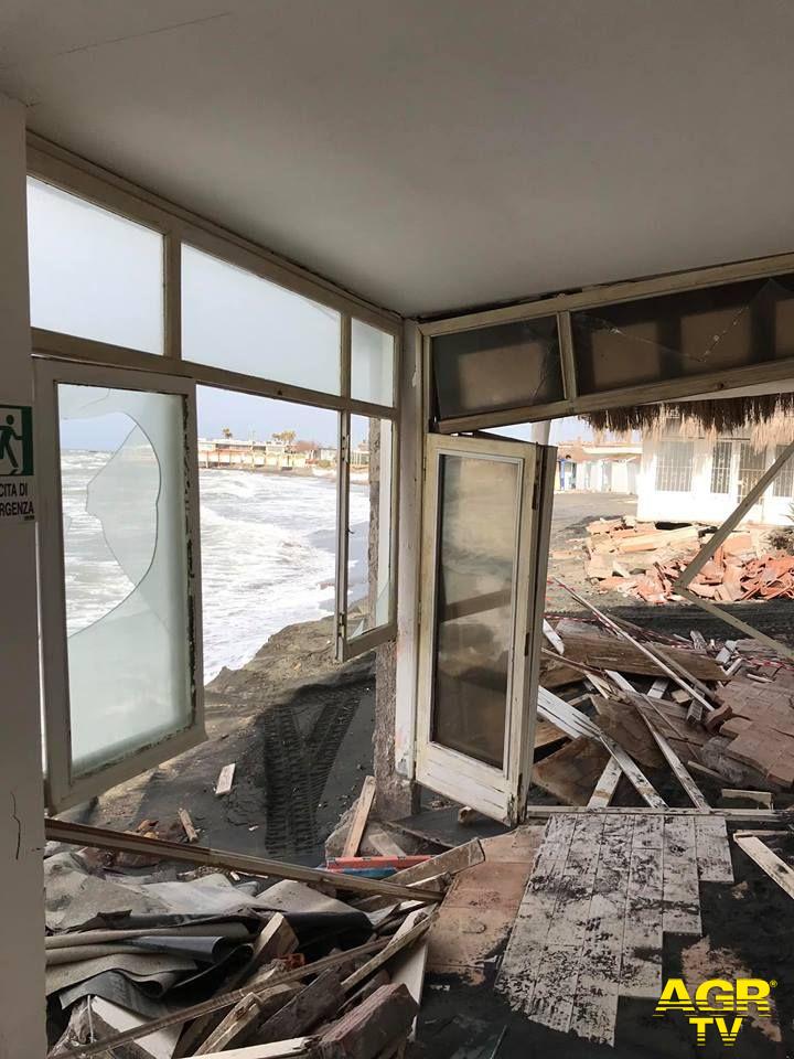 Ostia, l'erosione avanza, a rischio gli stabilimenti Ostia, l'erosione avanza, a rischio gli stabilimenti