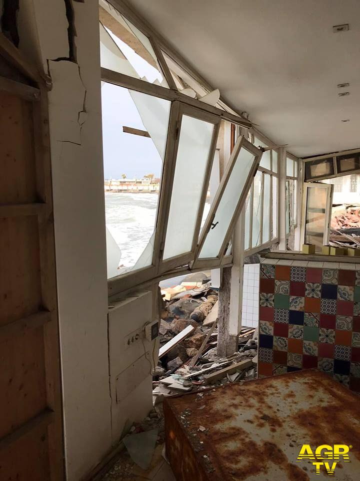 Ostia, l'erosione avanza, a rischio gli stabilimenti Ostia, l'erosione avanza, a rischio gli stabilimenti