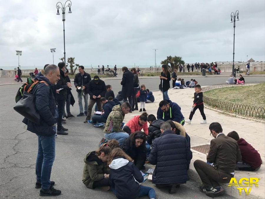 Ostia, tutti in fila per le figurine