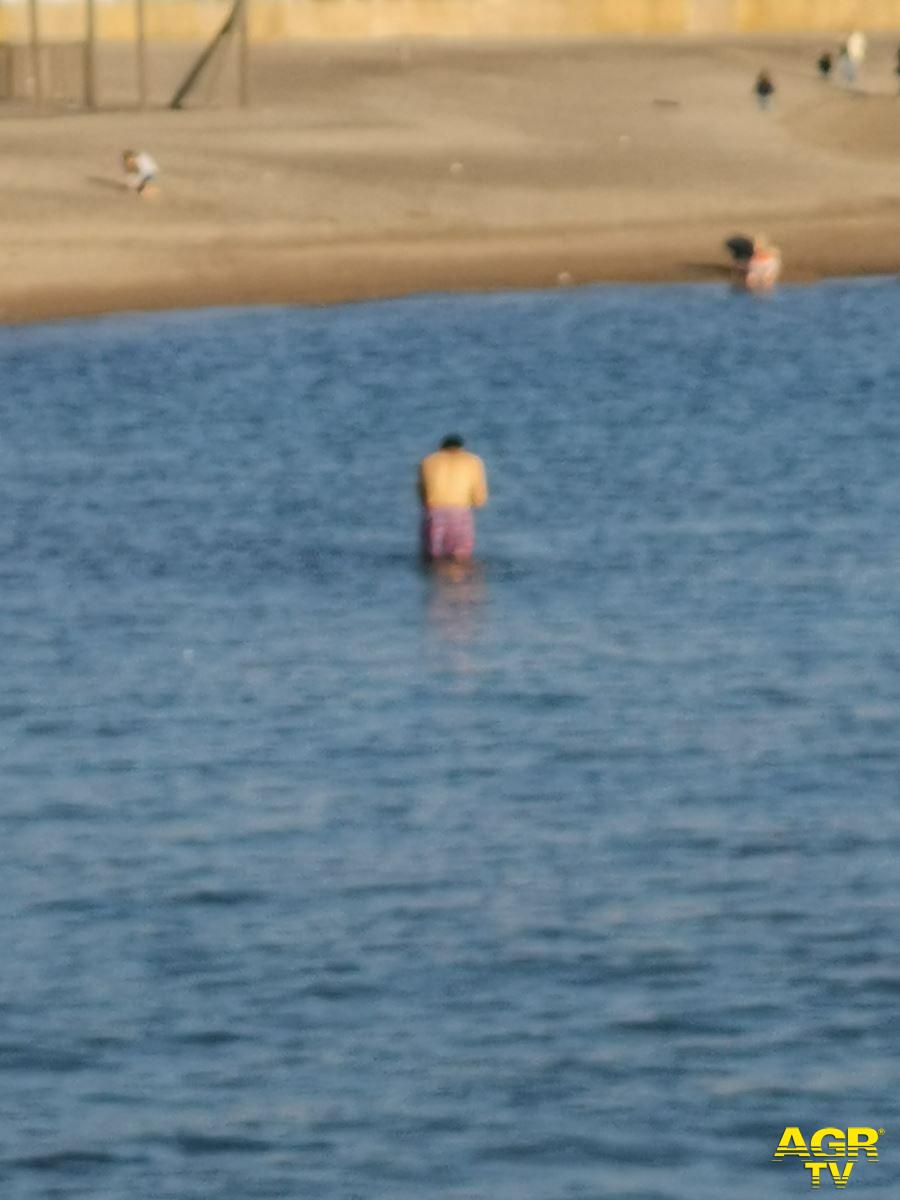 Voglia d'estate, litorale pieno di turisti nel week end e primi bagni