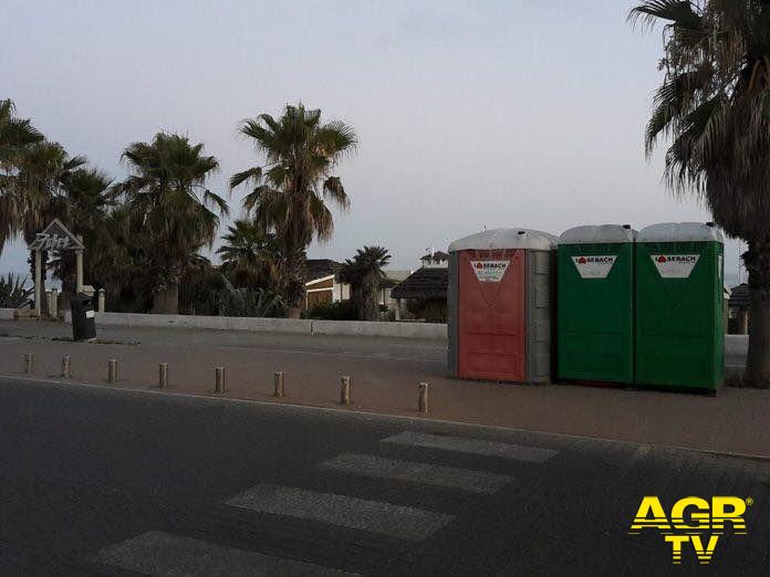 Ostia, bagni chimici per le spiagge libere