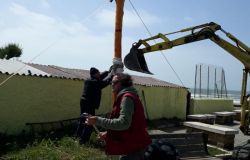 Passoscuro,sulla spiaggia un'opera d'arte venuta dal mare