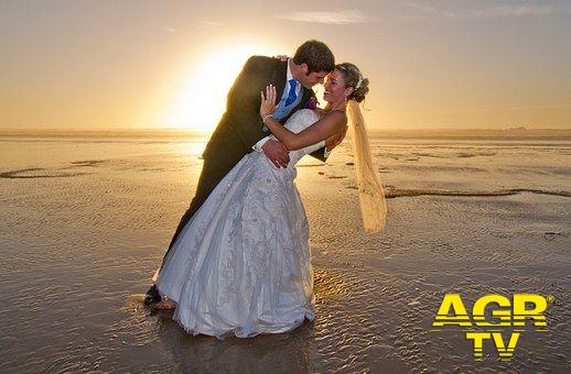 Matrimoni in spiaggia? prima la Raggi ripulisca la città