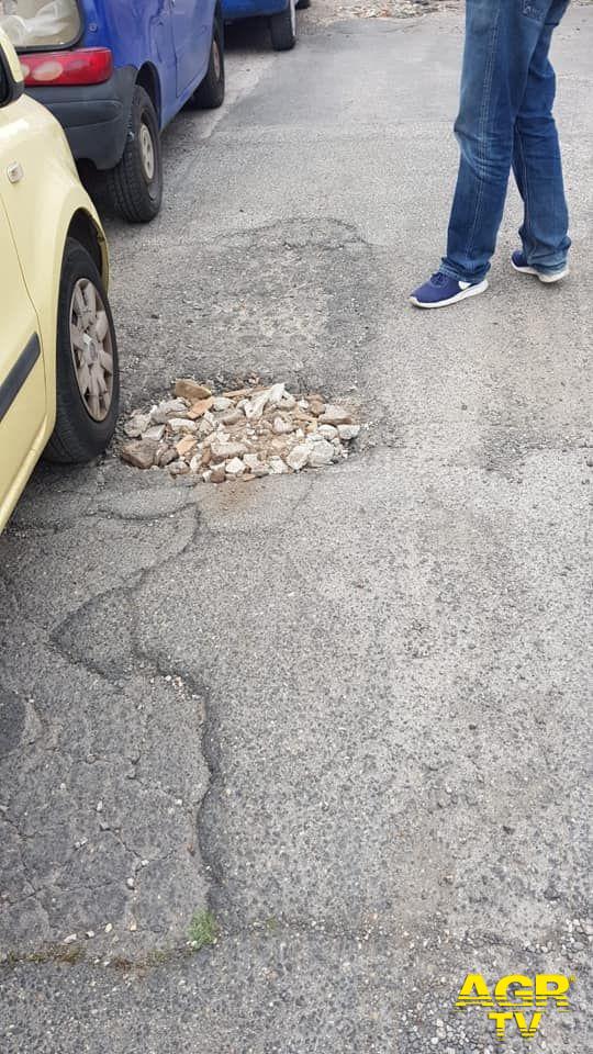 X Municipio, i cittadini chiudono le buche da soli