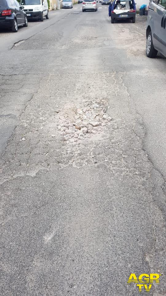 X Municipio, i cittadini chiudono le buche da soli