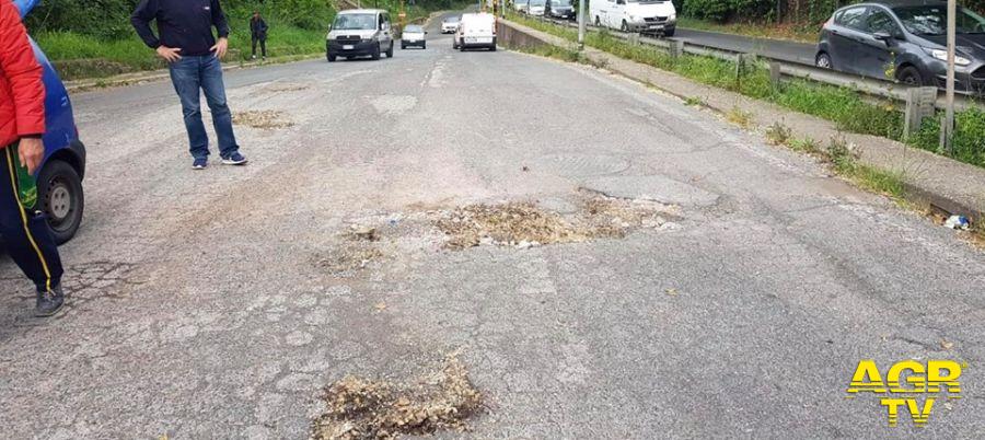 X Municipio, i cittadini chiudono le buche da soli
