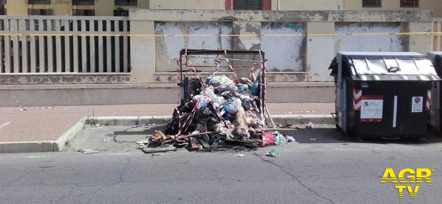 Ostia, iniziata la rimozione dei cassonetti incendiati Ostia, iniziata la rimozione dei cassonetti incendiati