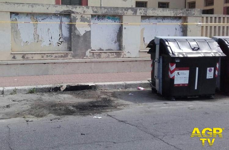 Ostia, iniziata la rimozione dei cassonetti incendiati Ostia, iniziata la rimozione dei cassonetti incendiati