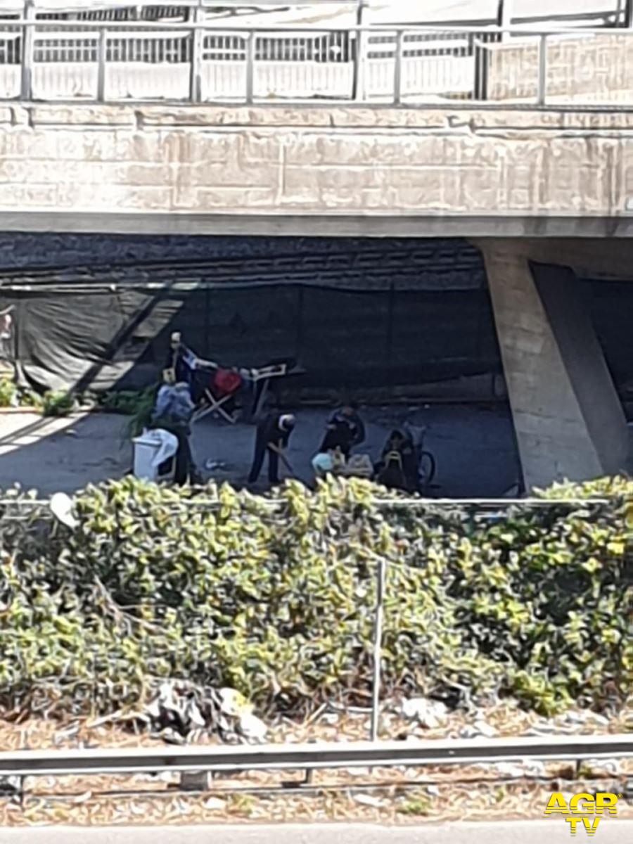 Ostia, una baraccopoli sotto i piloni del viadotto Attico Tabacchi Ostia, una baraccopoli sotto i piloni del viadotto Attico Tabacchi