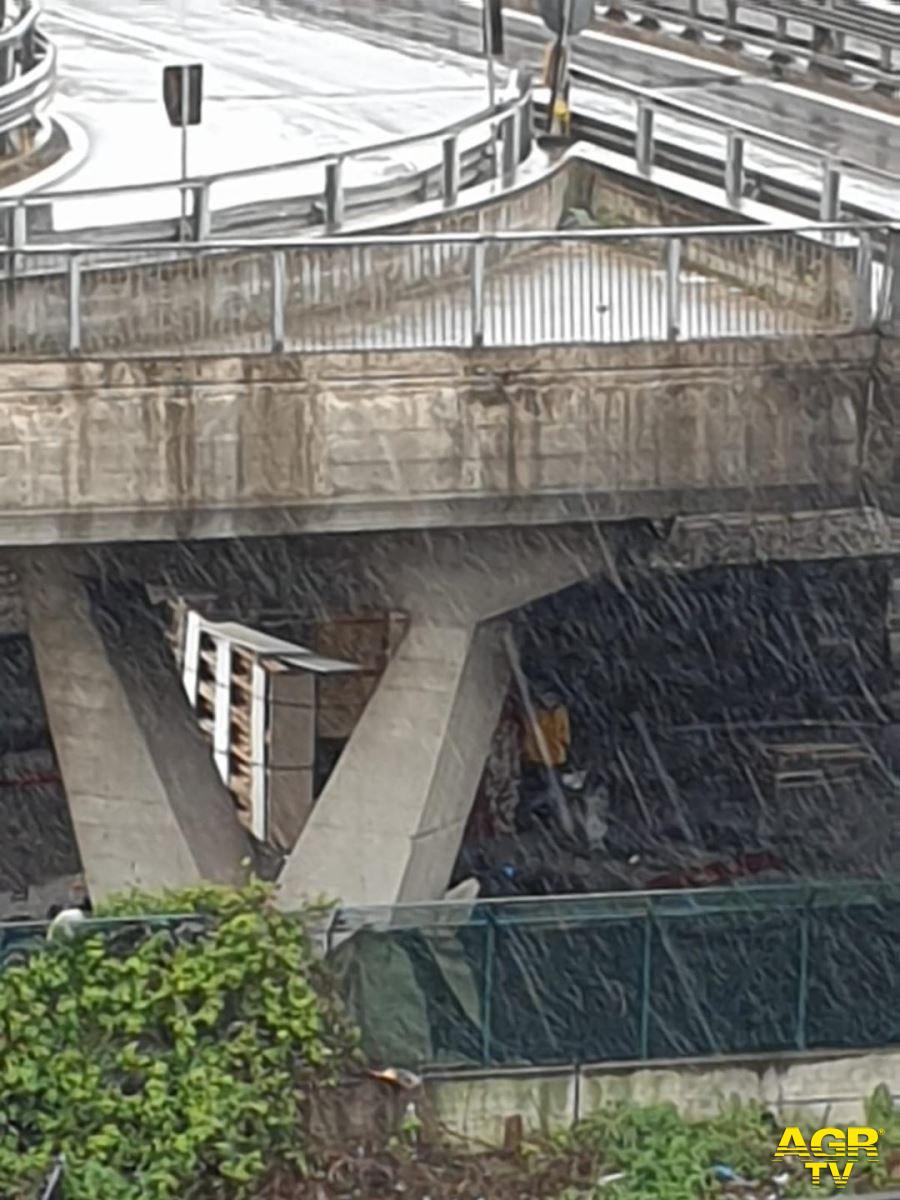 Ostia, una baraccopoli sotto i piloni del viadotto Attico Tabacchi Ostia, una baraccopoli sotto i piloni del viadotto Attico Tabacchi
