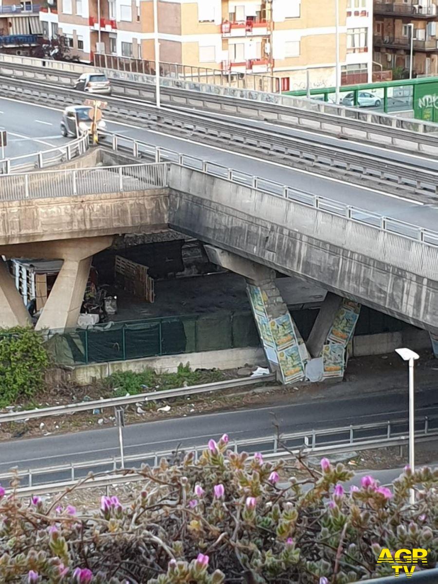 Ostia, una baraccopoli sotto i piloni del viadotto Attico Tabacchi Ostia, una baraccopoli sotto i piloni del viadotto Attico Tabacchi