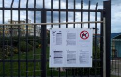 Ostia, denuncia di SI: ordinanza balneare affissa su un cancello illegale?