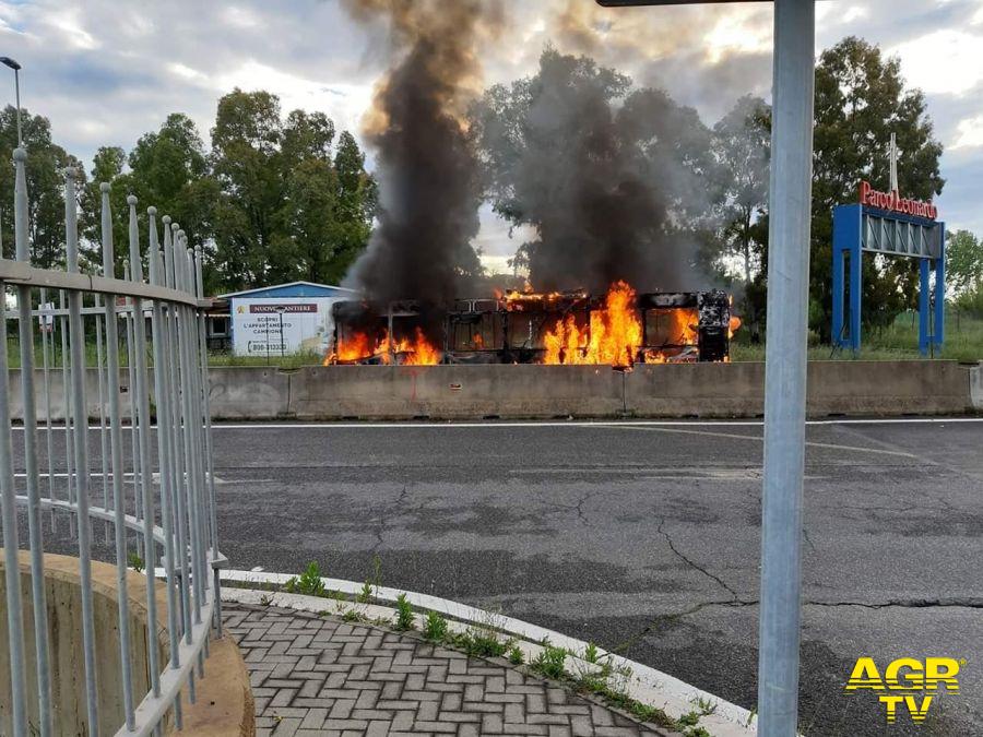 Fiumicino, a fuoco bus a Parco Leonardo