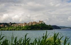 Bracciano, rifiuthlon i volontari puliranno l'area naturale