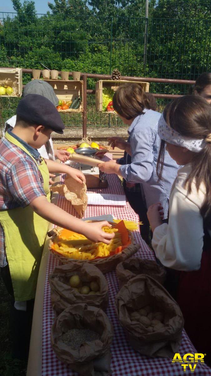 Tragliatella, recita dei bambini sugli antichi mestieri Tragliatella, recita dei bambini sugli antichi mestieri