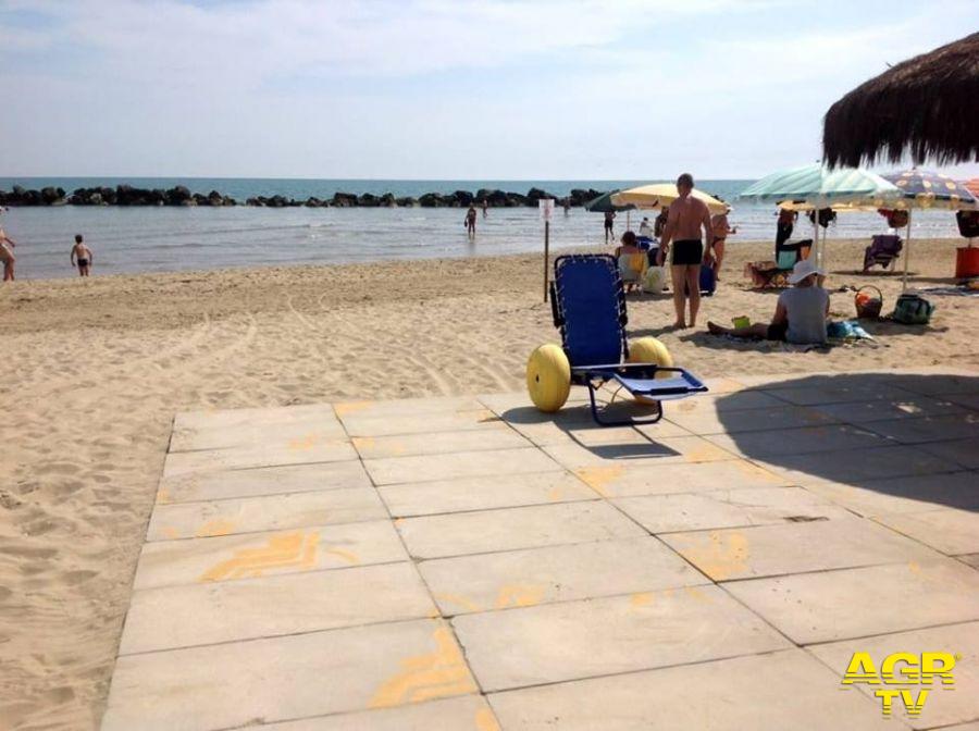 Ostia, postazioni gratuite in spiaggia per i disabili, iniziativa in collaborazione con il X Municipio