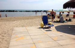 Ostia, postazioni gratuite in spiaggia per i disabili, iniziativa in collaborazione con il X Municipio