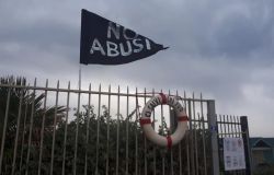 Ostia Mare per tutti consegna la bandiera nera contro gli abusi