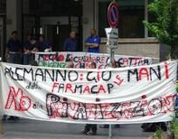 Protesta dei lavoratori Farmacap Protesta dei lavoratori Farmacap