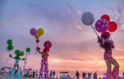 Fregene, party sulla spiaggia al Singite