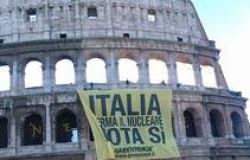 Referendum: Greenpeace scala il Colosseo