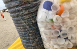 Plastica sulle spiagge del Lazio, scende in campo la Regione