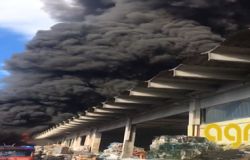 Incendio Mecoris Frosinone, brucia la plastica