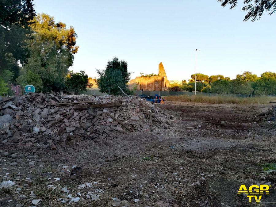 Roma, a Villa Gordiani smantellato il campo di calcio
