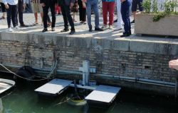Fiumicino, darsena e porto canale, dragaggio in corso