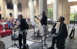 Municipio X, il chiostro non basta più....pienone per l'esibizione del gruppo Scorribanda