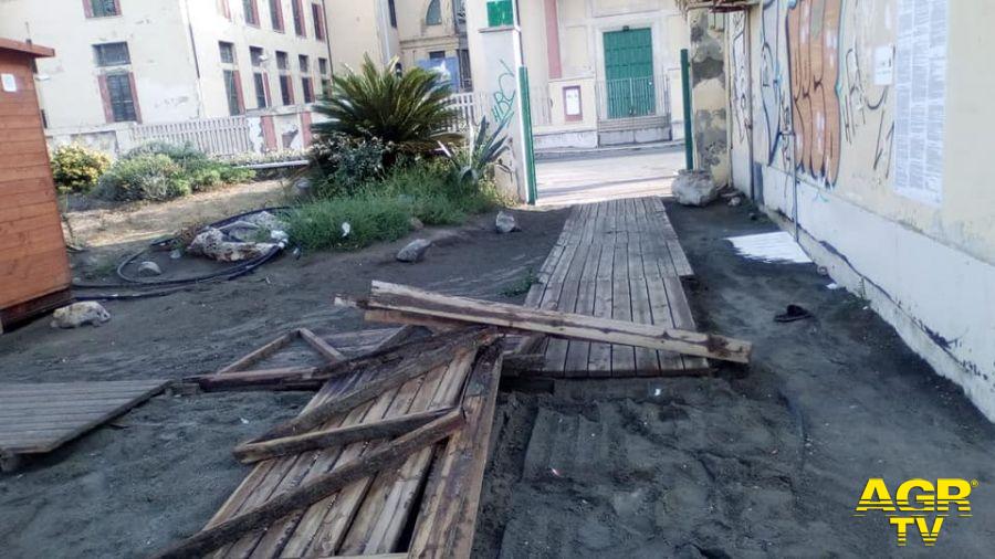 Ostia, danneggiata la nuova passerella della spiaggia antistante l'ex-colona Vittorio Emanuele Ostia, danneggiata la nuova passerella della spiaggia antistante l'ex-colona Vittorio Emanuele