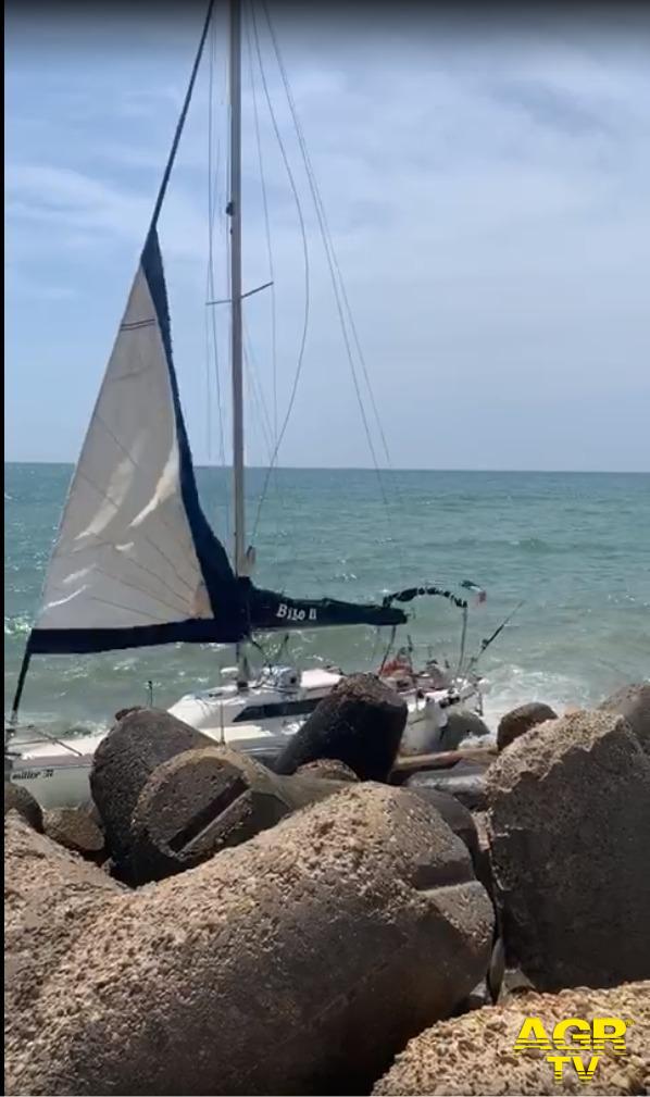 Fiumicino, yacht a vela naufraga sulla scogliera del vecchio faro