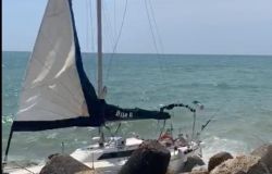 Fiumicino, yacht a vela naufraga sulla scogliera del vecchio faro