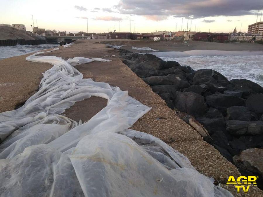Ostia, vietato utilizzare sacchi di plastica riempiti di sabbia nelle barriere antierosione