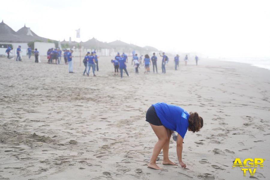 Ostia, spiaggia pulita con i volontari di marevivo Ostia, spiaggia pulita con i volontari di marevivo