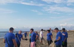 Litorale romano, pulizia degli arenili da parte dipendenti grandi aziende