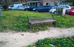 Infernetto, i giardini di via Orazio Vecchi nel degrado