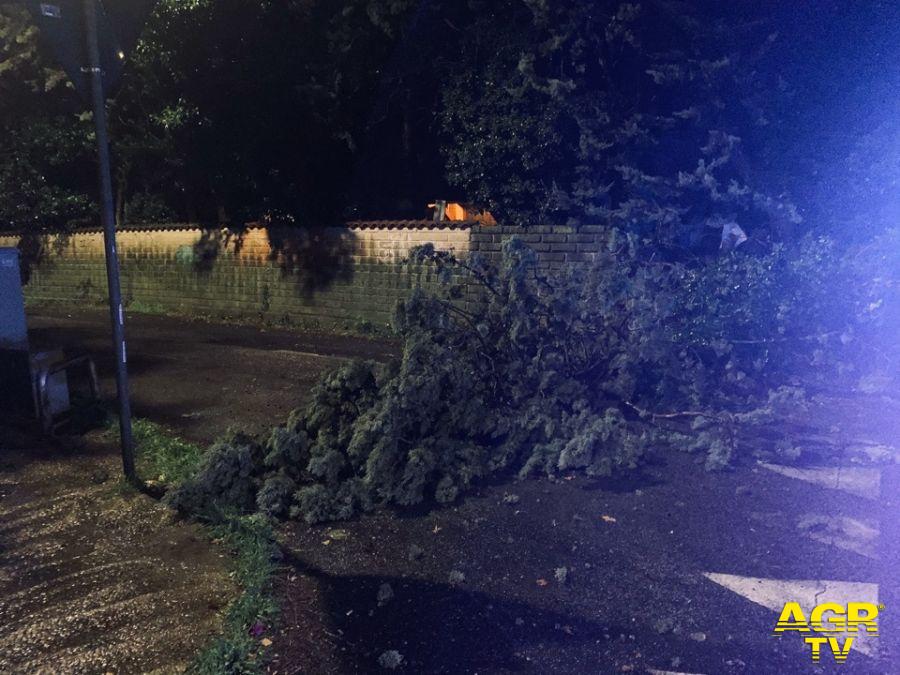 Ostia, primi allagamenti nell'hinterland