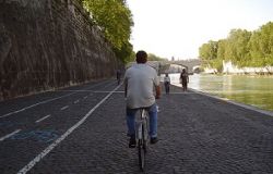 Roma, maltempo in arrivo, allarme innalzamento del Tevere, chiuse le banchine