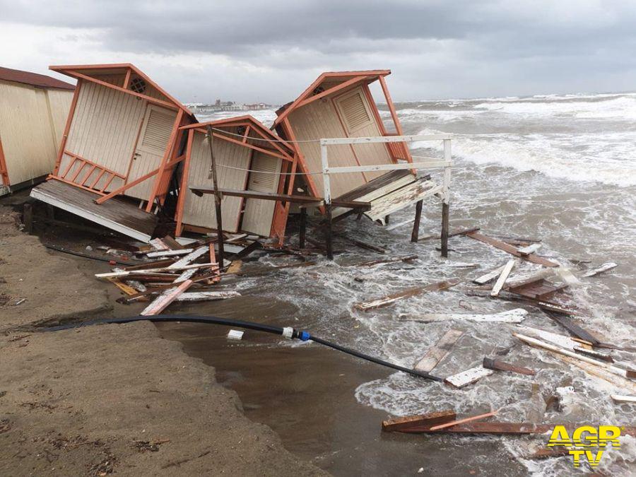 Ostia, gravi danni agli stabilimenti di levante