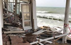 Ostia, il mare distrugge strutture ....che non devrebbero esserci