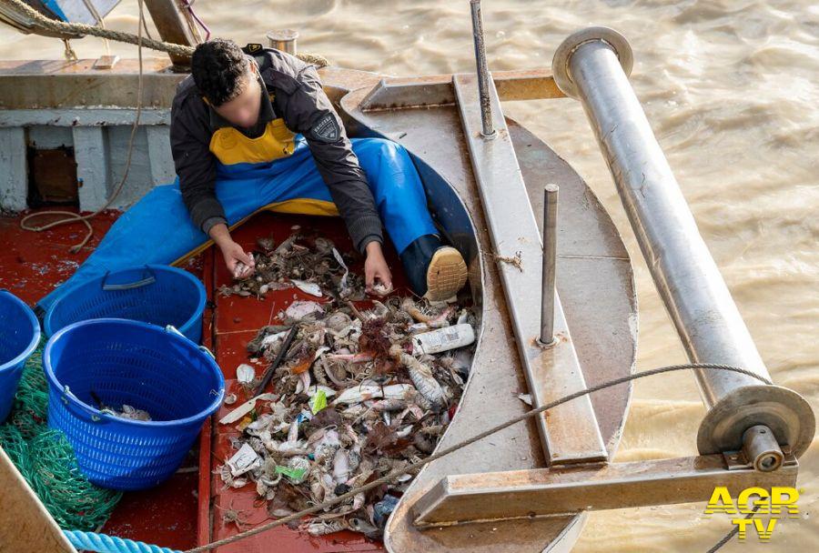 Fiumicino, reti da pesca per plastica e rifiuti