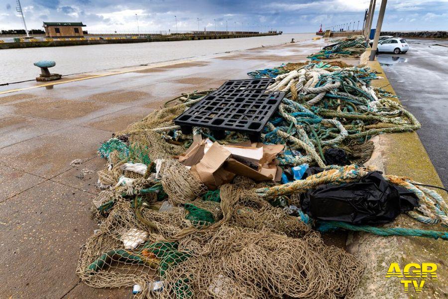 Fiumicino, reti da pesca per plastica e rifiuti